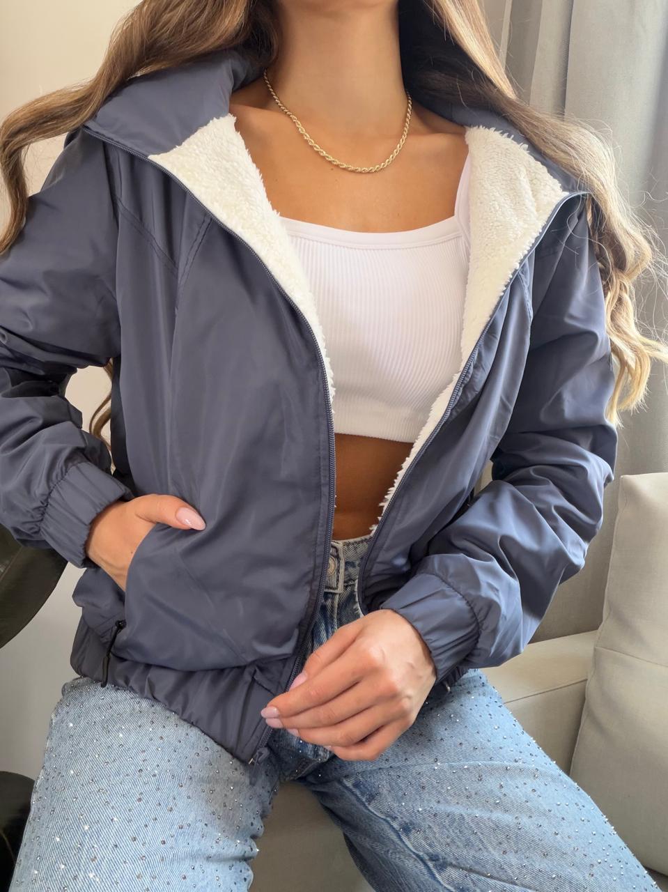 CHAQUETA ANTIFLUIDO CAPUCHA DESPRENDIBLE