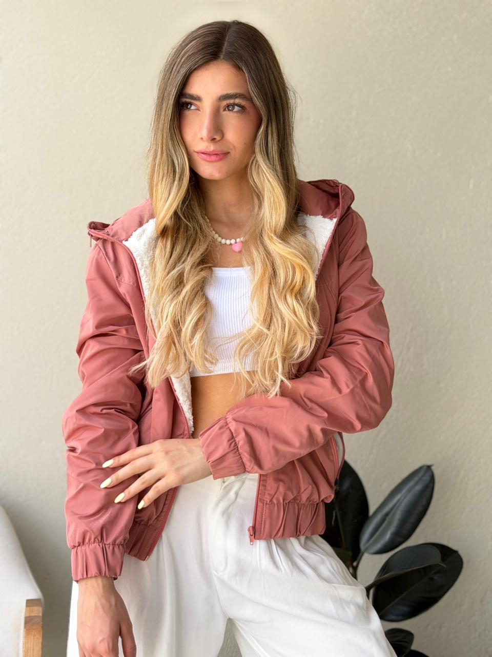 CHAQUETA ANTIFLUIDO CAPUCHA DESPRENDIBLE