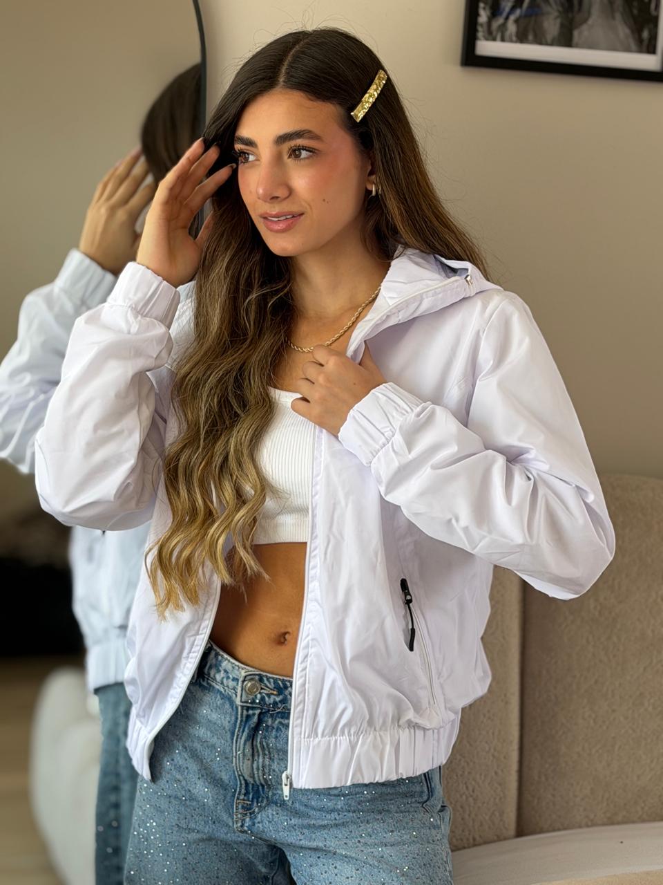 CHAQUETA ANTIFLUIDO CAPUCHA DESPRENDIBLE
