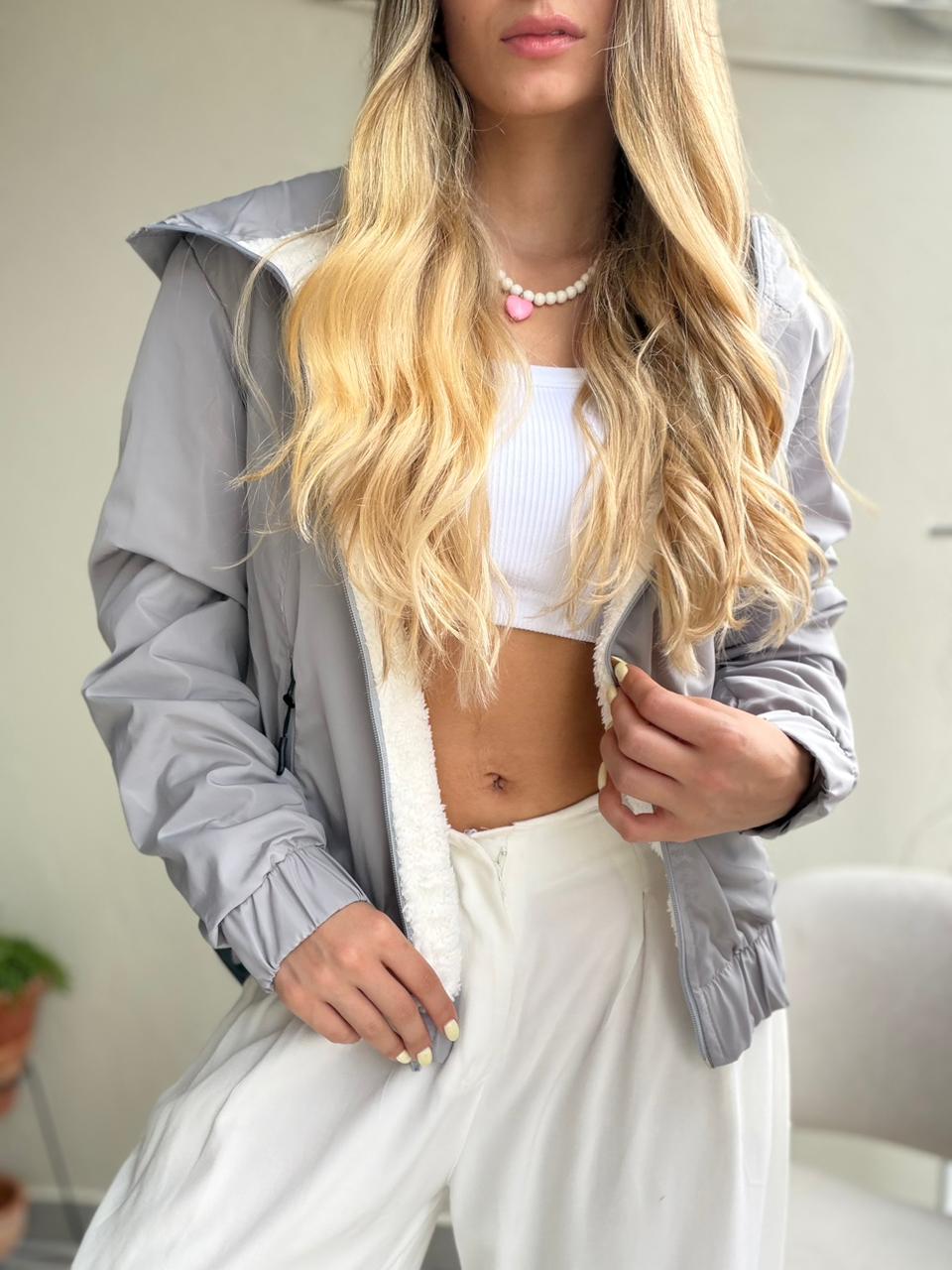 CHAQUETA ANTIFLUIDO CAPUCHA DESPRENDIBLE