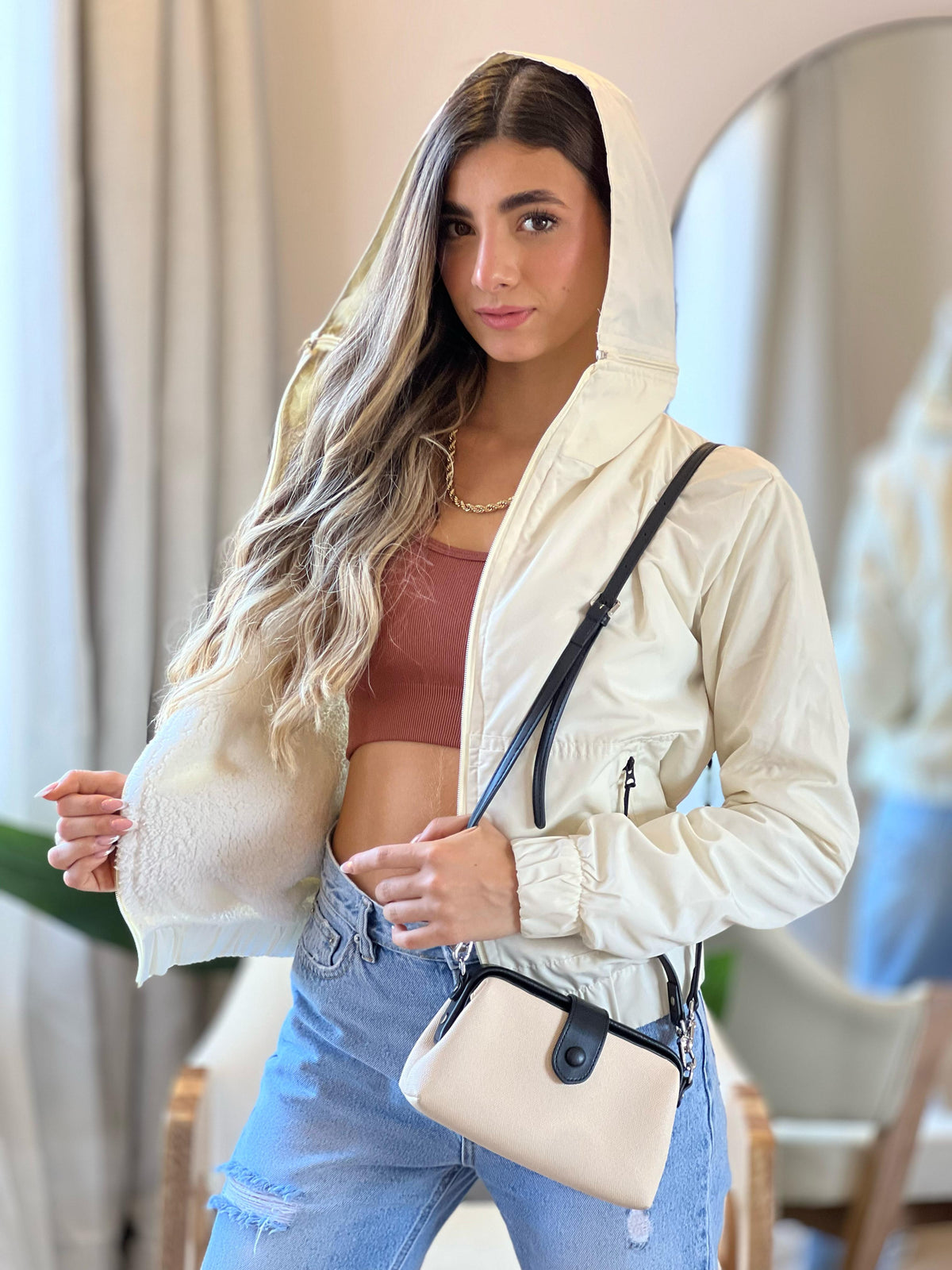CHAQUETA ANTIFLUIDO CAPUCHA DESPRENDIBLE