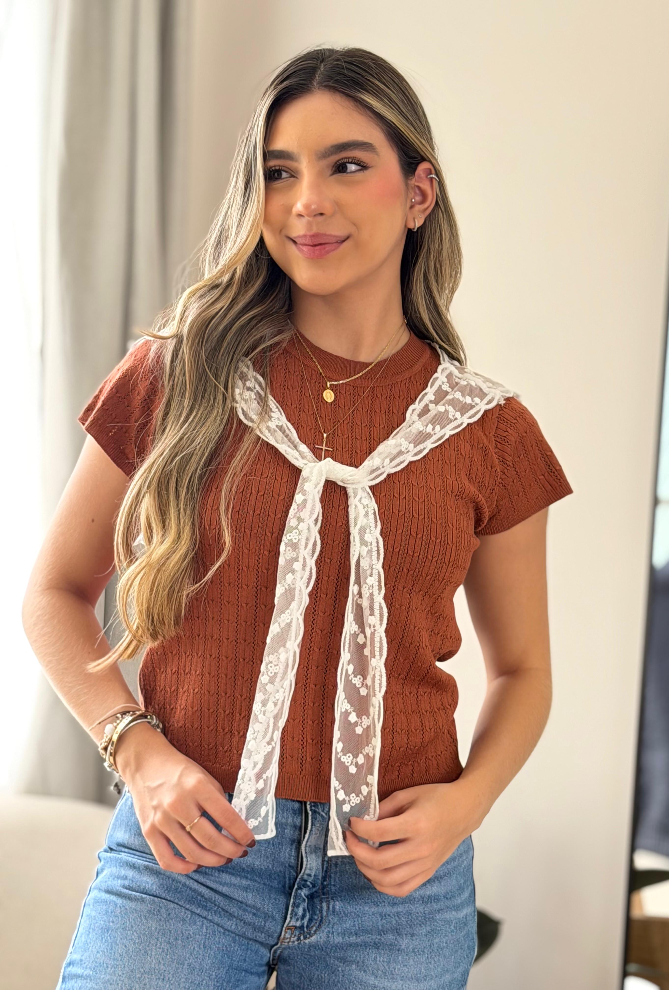 BLUSA CON SOBREPUESTO
