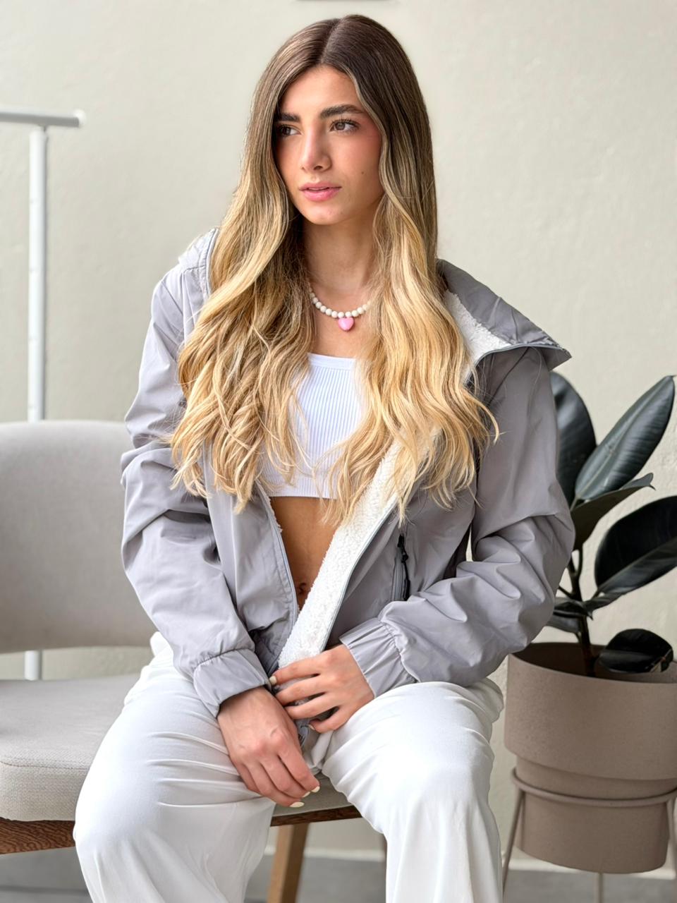 CHAQUETA ANTIFLUIDO CAPUCHA DESPRENDIBLE