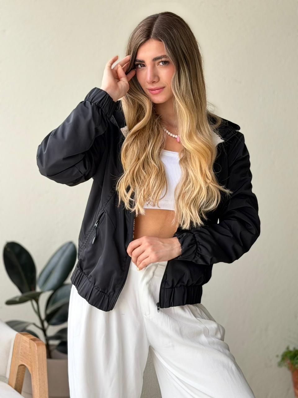 CHAQUETA ANTIFLUIDO CAPUCHA DESPRENDIBLE