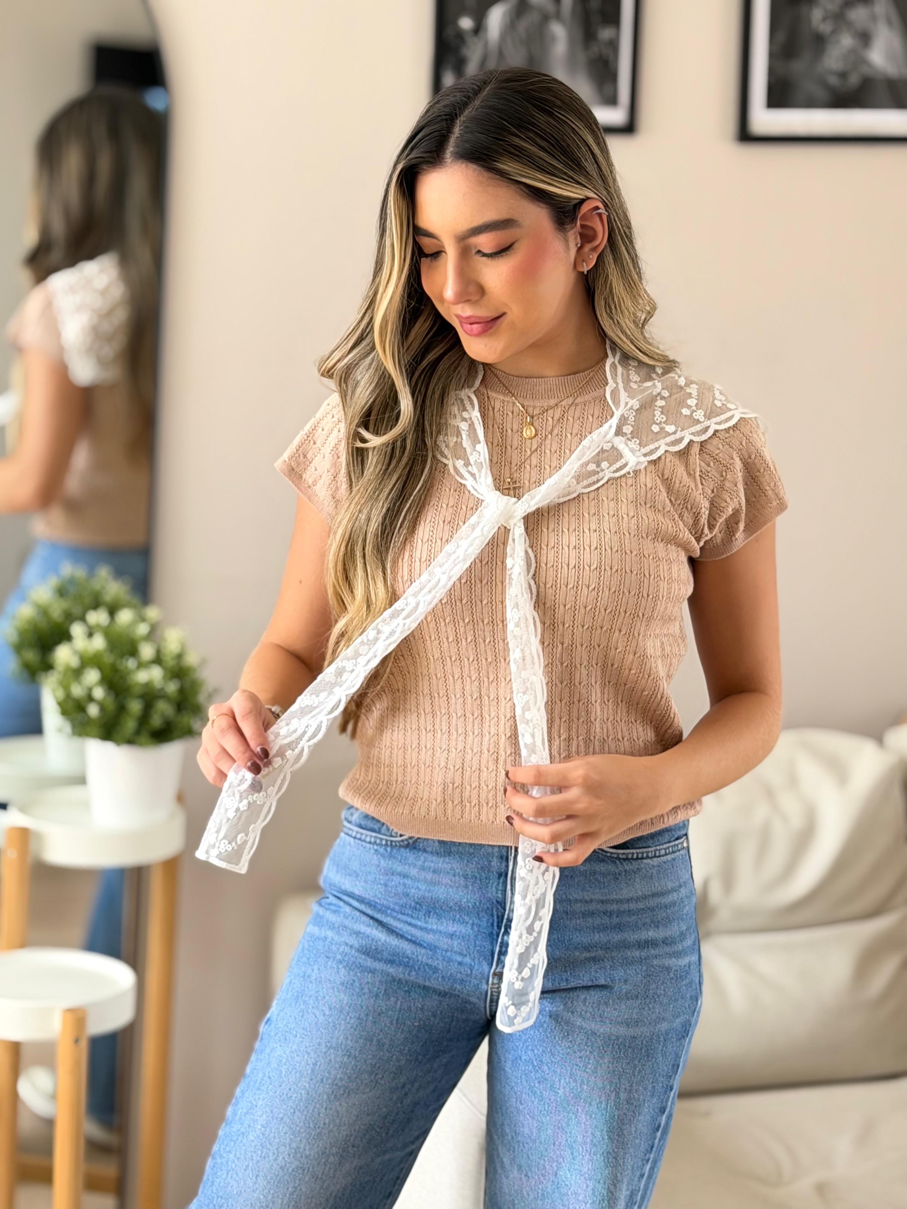 BLUSA CON SOBREPUESTO